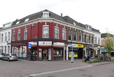 914265 Gezicht op de panden Kanaalstraat 81 (links) -75 te Utrecht, met links de Javastraat.